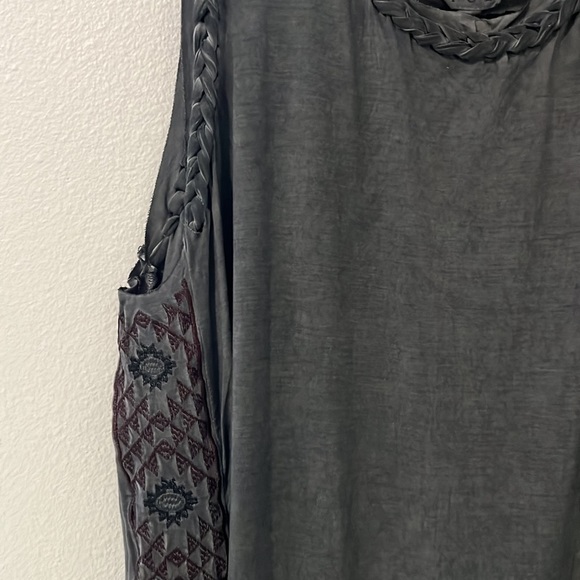 POL washed gray tank top with embroidery and cut back - Picture 4 of 7